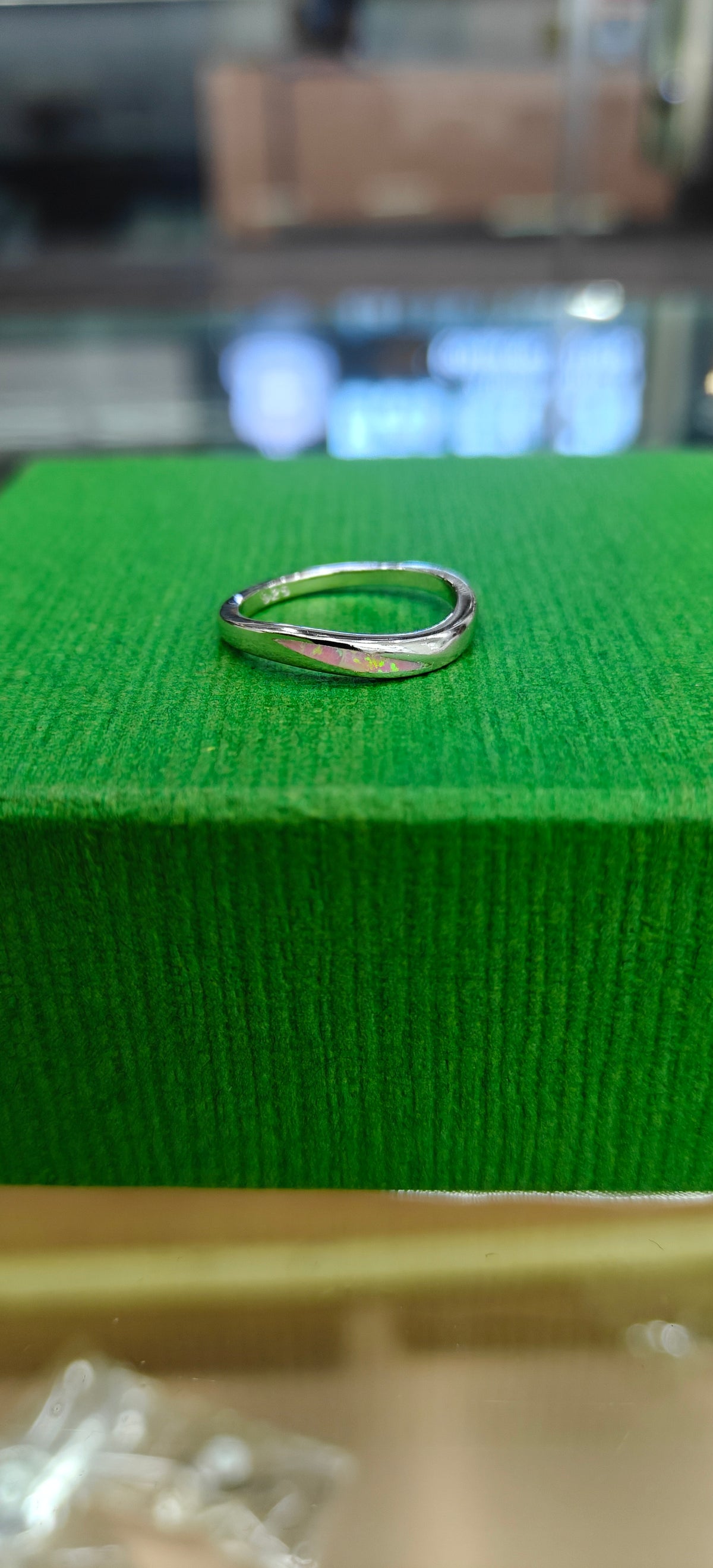 Elegant Twist Pattern Silver Ring